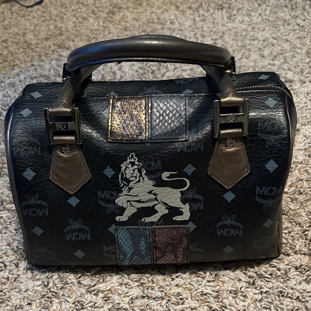 Authentic MCM ‘Visetos’ “Princess” Lioness ‘Boston’ Bag - Picture 6 of 16